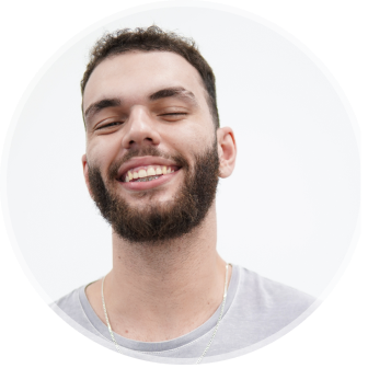 Albertini barbudo  sorrindo, camiseta cinza em um fundo branco 